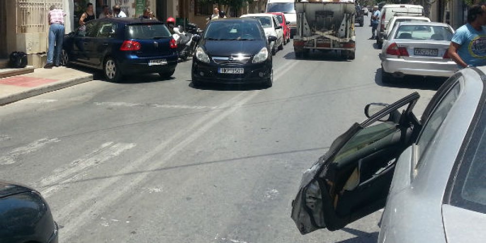 Χανιά: Σύγκρουση αυτοκινήτων στην Ελευθερίου Βενιζέλου