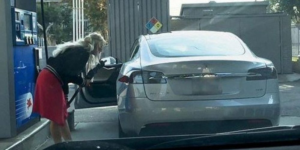 Oδηγός προσπαθεί να βάλει… βενζίνη σε ηλεκτρικό αυτοκίνητο!