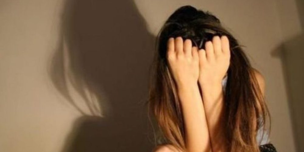 Σοκ: 19χρονη εξέδιδε την 14χρονη αδερφή της