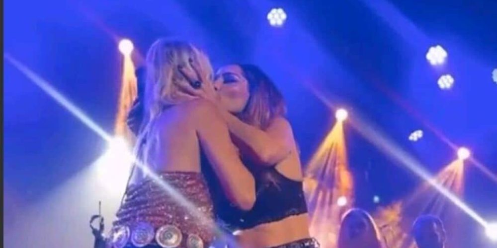 Άννα Βίσση και Δέσποινα Βανδή ανταλλάσσουν φιλιά στο στόμα on stage (video)