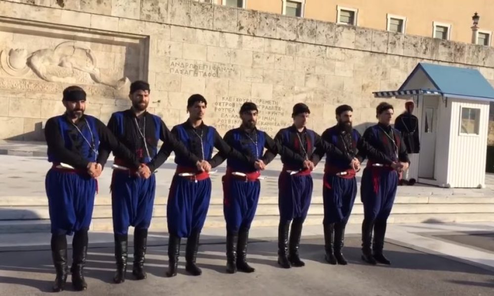 Η Κρητική λεβεντιά έξω από τη Βουλή - Χόρεψαν Ανωγειανό Πηδηχτό στον Άγνωστο Στρατιώτη (video)