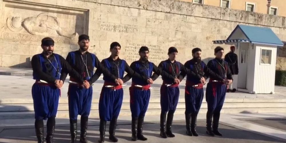 Η Κρητική λεβεντιά έξω από τη Βουλή – Χόρεψαν Ανωγειανό Πηδηχτό στον Άγνωστο Στρατιώτη (video)