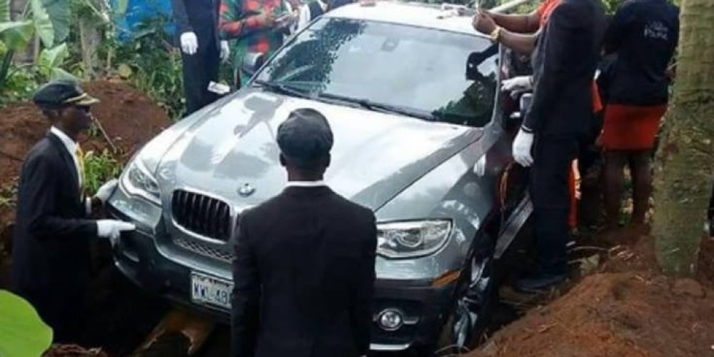 Νιγηριανός θάφτηκε σε BMW αντί για φέρετρο