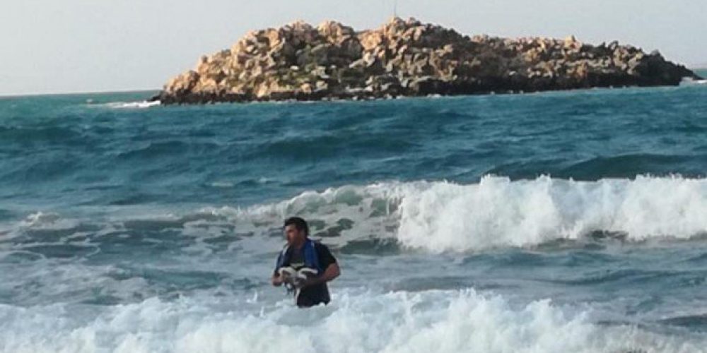 Κρήτη: Πήγε κολυμπώντας σε νησάκι για να αλλάξει την κουρελιασμένη σημαία (βίντεο)