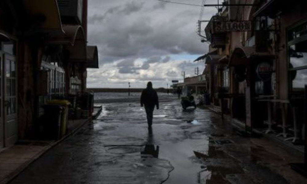 Χανιά: Βόλτα στο Ενετικό Λιμάνι: Επιβλητικό σκηνικό που θυμίζει ταινίες του Αγγελόπουλου (Photos)
