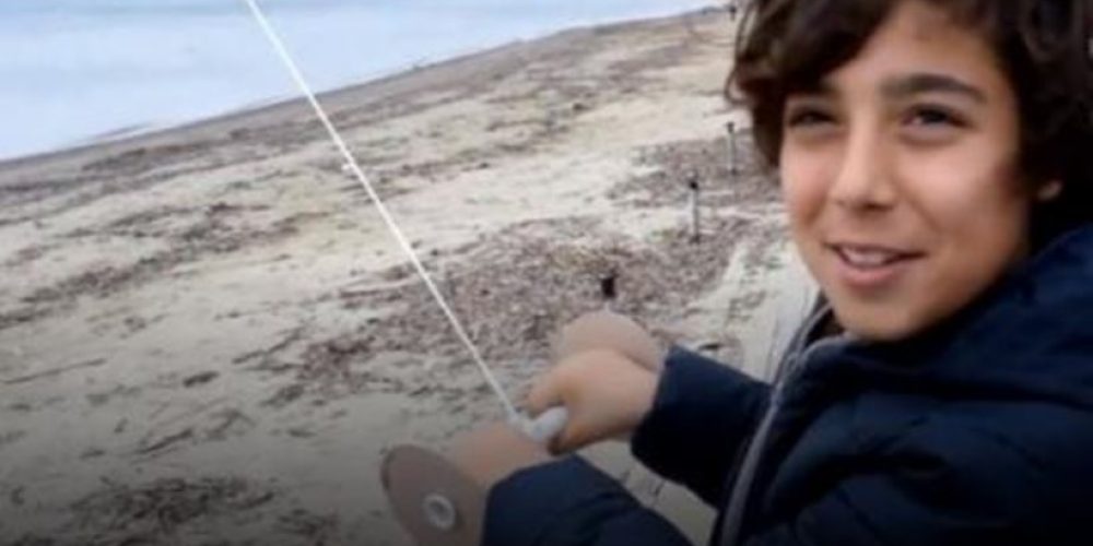 12χρονος σήκωσε το χαρταετό του στα 400 μέτρα (video)