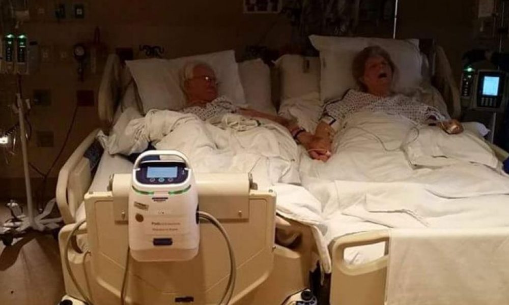 Συγκλονιστική φωτογραφία: Έζησαν μαζί 64 χρόνια και «έσβησαν» κρατώντας ο ένας το χέρι του άλλου