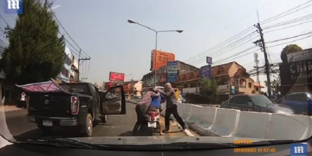 Μπουνιές και κλωτσιές στο δρόμο: Οδηγός μηχανής σπάει το τζάμι αυτοκινήτου και τρώει το ξύλο της χρονιάς του (Video)