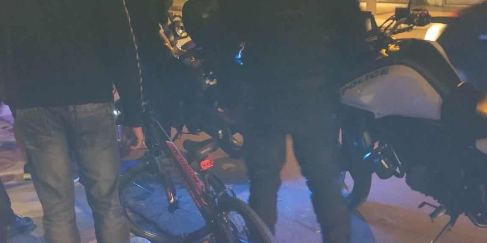 Χανιά: Μπουνίδια στο κέντρο της πόλης – Πλακώθηκαν ποδηλάτης με οδηγό λεωφορείου (φωτο)