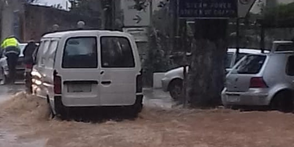 Σε κλοιό κακοκαιρίας τα Χανιά: Έπεσαν δέντρα – Πλημμύρισαν δρόμοι (Photos-Video)