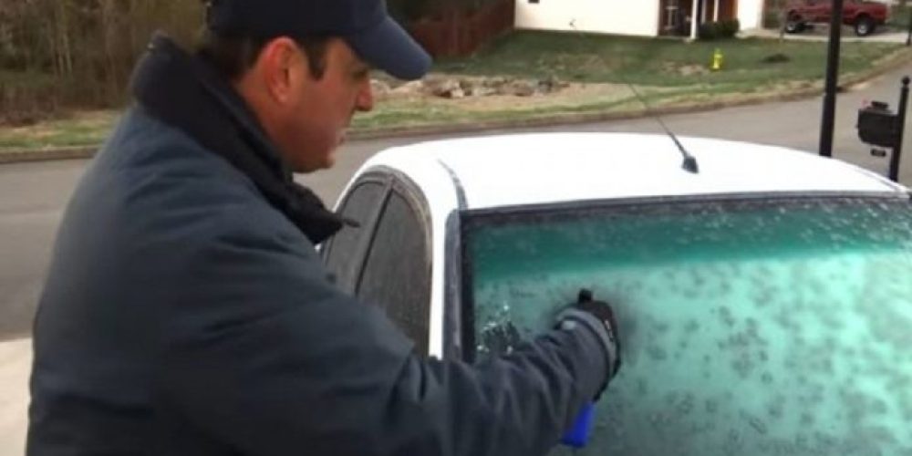 Αυτό είναι το κόλπο για να φύγει ο πάγος από παρμπρίζ του αυτοκινήτου (Video)