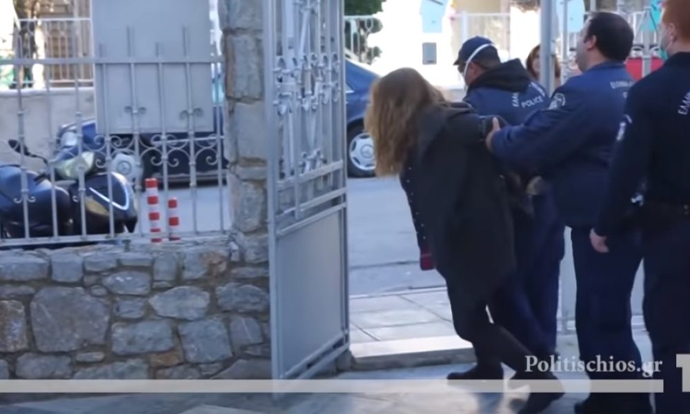 Πιστή προσπάθησε να μπει και την απομάκρυνε αστυνομία - Αίσχος φώναζε ο ιερέας (video)