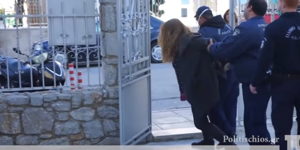 Πιστή προσπάθησε να μπει και την απομάκρυνε αστυνομία – Αίσχος φώναζε ο ιερέας (video)
