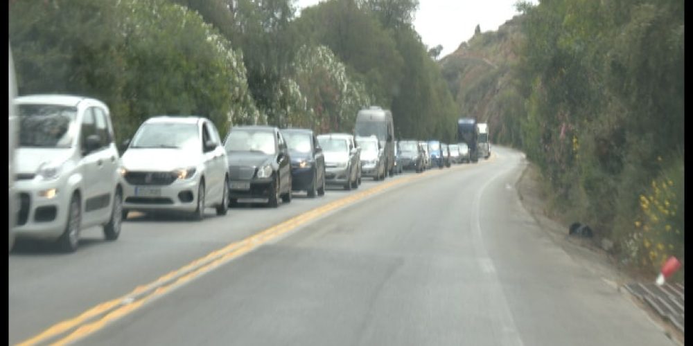 Χανιά: Τεράστιες ουρές στην εθνική οδό – Αγανακτισμένοι οι οδηγοί εξαιτίας της καθυστέρησης (video)