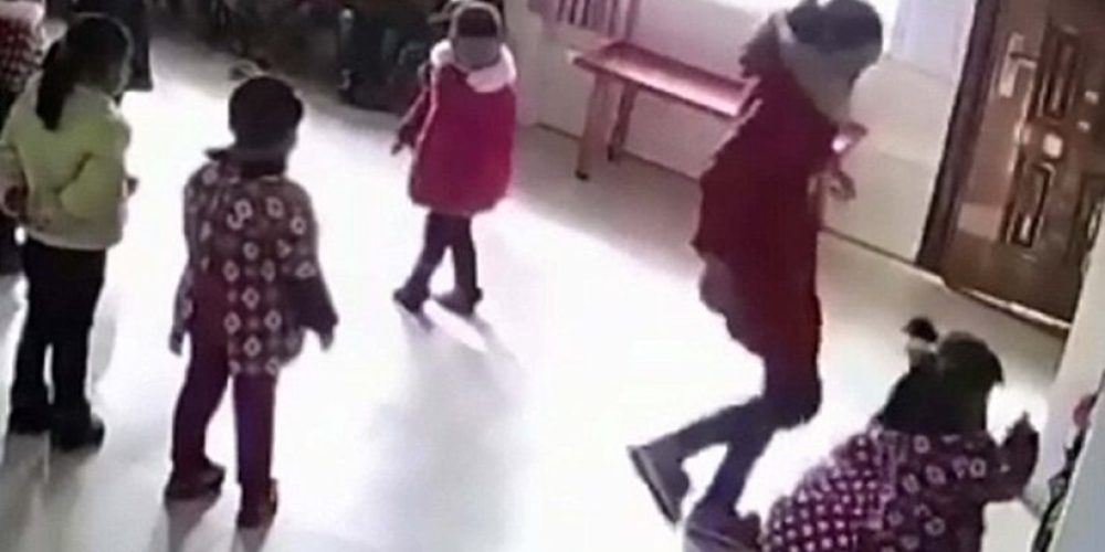 Σοκ: Νηπιαγωγός-τέρας κλωτσάει μικρά παιδιά επειδή δεν μπορούν να θυμηθούν τη χορογραφία