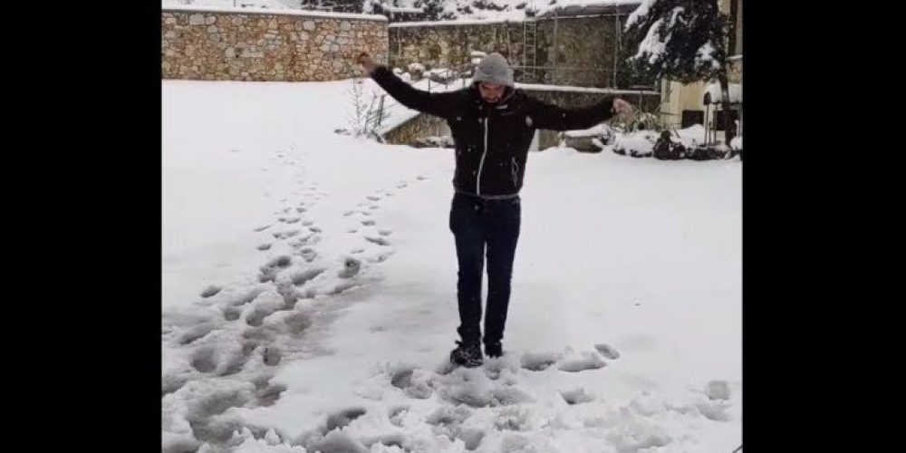 Χανιώτης χορεύει συρτό στο… χιόνι και γίνετε viral (video)