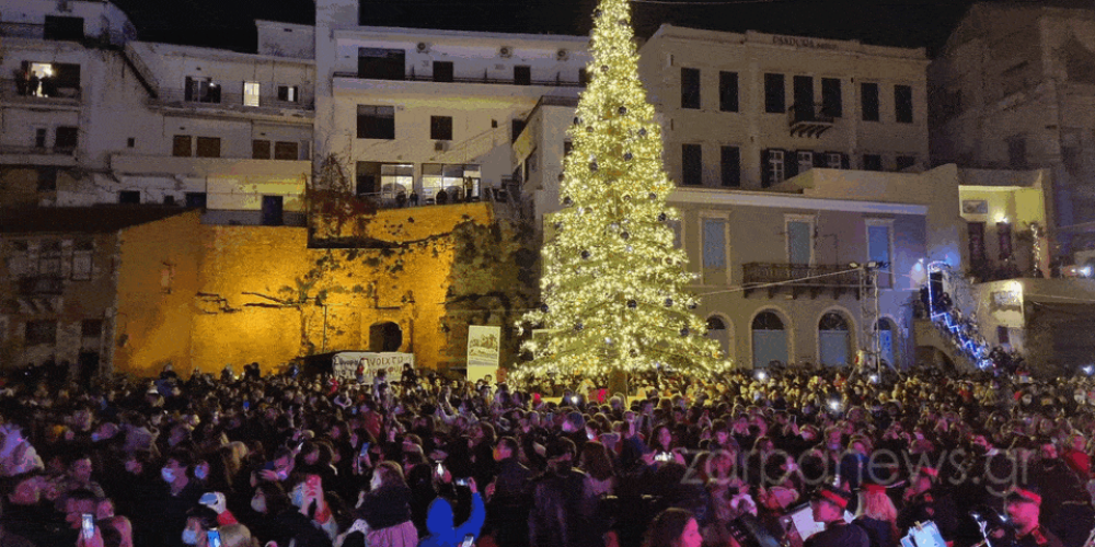 Χανιά: Φαντασμαγορικό το άναμμα του χριστουγεννιάτικου δένδρου του Δήμου (φωτο – video)
