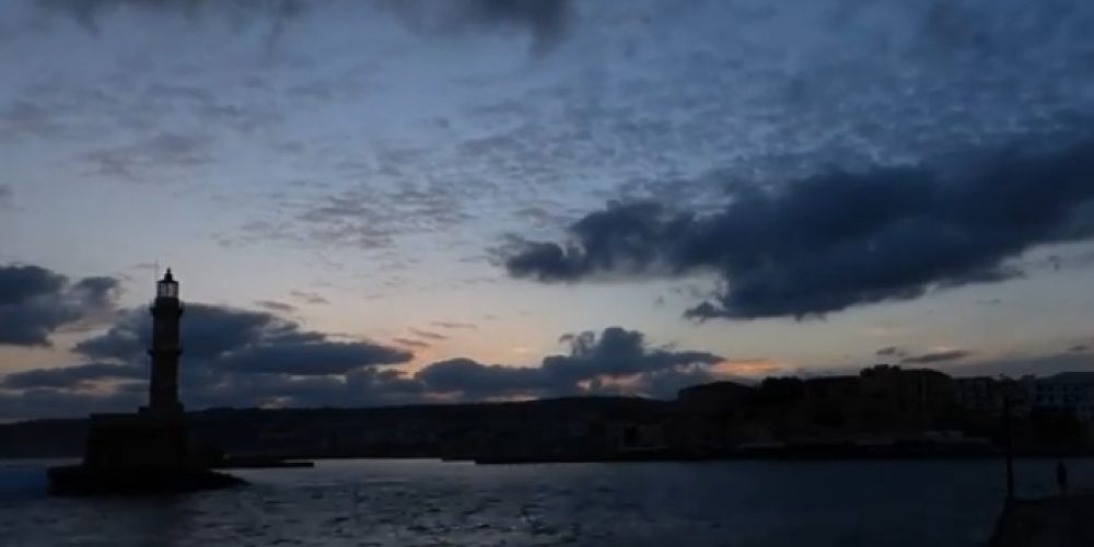 Εντυπωσιακό το λιμάνι των Χανίων τα ξημερώματα (βιντεο)