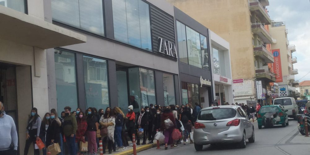 Χανιά: Ουρά χιλιομέτρου έξω από καταστήματα ρούχων γνωστής πολυεθνικής (φωτο)