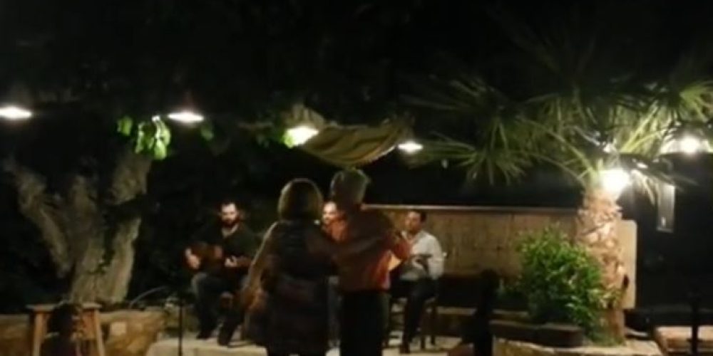 Το μπλουζ α λά κρητικά από δύο ξένους στη Κρήτη που προκάλεσε θαυμασμό (video)