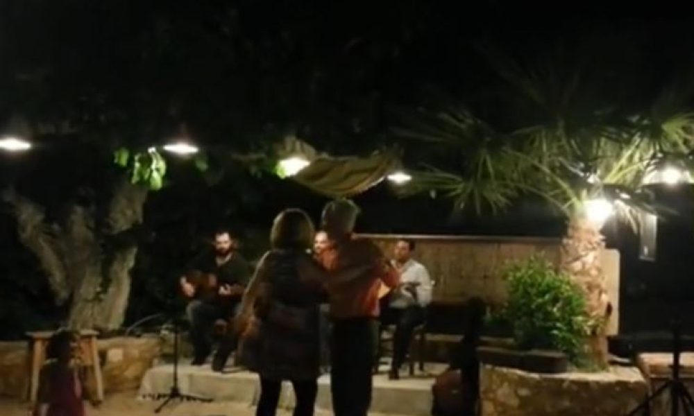 Το "μπλουζ α λά κρητικά" από δύο ξένους στη Κρήτη που προκάλεσε θαυμασμό (video)