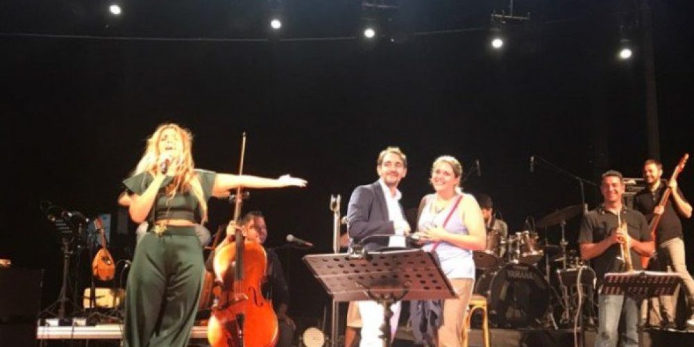 Πρόταση γάμου στη συναυλία της Μποφίλιου στην Κρήτη (φωτό)