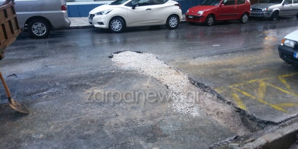Χανιά: Οι βροχές άνοιξαν τις ακάλυπτες λακκούβες Κλειστός ο δρόμος στο κέντρο της πόλης