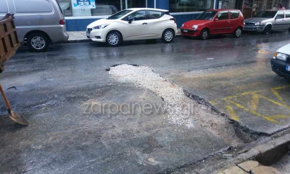Χανιά: Οι βροχές άνοιξαν τις ακάλυπτες λακκούβες Κλειστός ο δρόμος στο κέντρο της πόλης