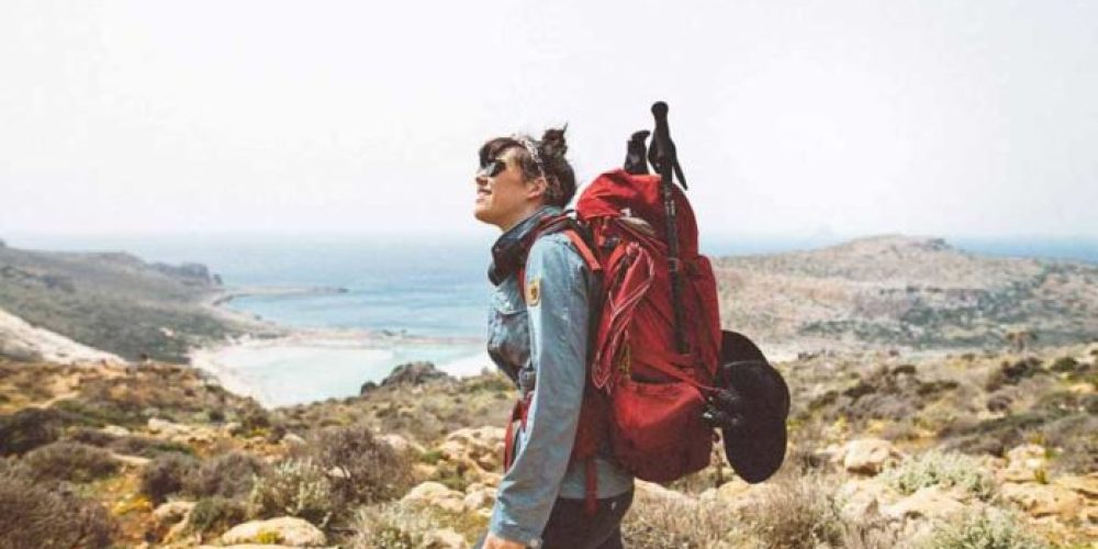 Νεαρή κρητικιά ξεκίνησε να μάθει την Κρήτη περπατώντας 800 χιλιόμετρα με τα πόδια!