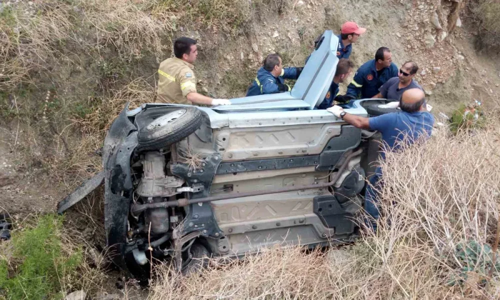 Αυτοκίνητο έπεσε σε χαντάκι βάθους 10 μέτρων – Στο νοσοκομείο δύο τραυματίες