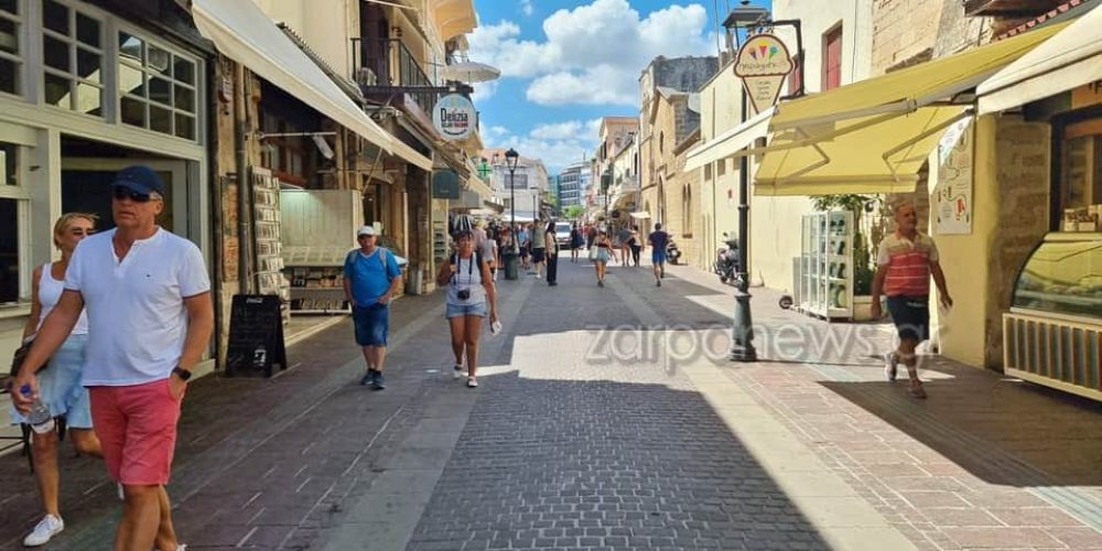 Ο Δήμος Χανίων μάζεψε τραπεζοκαθίσματα στην Παλιά Πόλη (φωτο)