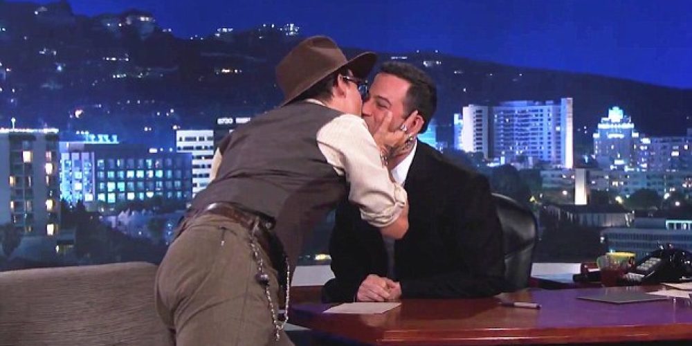 TO ΕΙΔΑΜΕ ΚΙ ΑΥΤO: O Johnny Depp, φίλησε στο στόμα τον Jimmy Kimmel!
