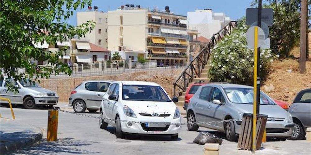 Ανεξέλεγκτη η παράνομη στάθμευση… στους δρόμους των Χανίων.
