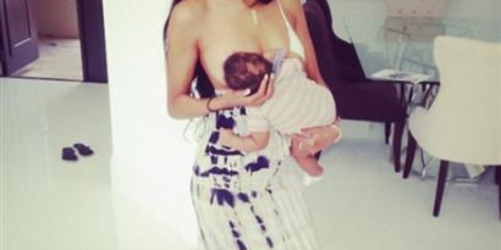 ΔΕΙΤΕ: Ποια celebrity θηλάζει το μωρό της όρθια, ντυμένη στην τρίχα και φορώντας γυαλιά ηλίου