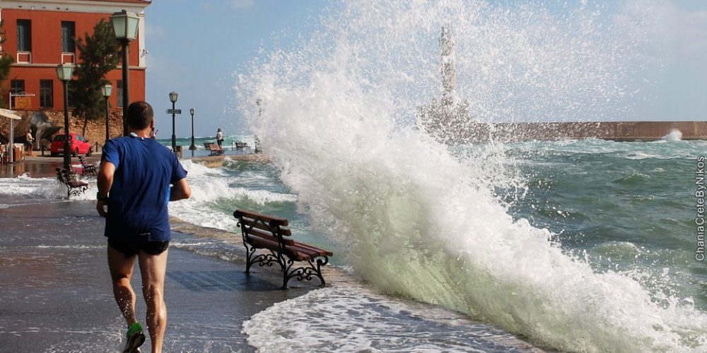Μεγάλα κύματα αναστάτωσαν χτες το παλιό λιμάνι των Χανίων – Απίστευτες φωτογραφίες