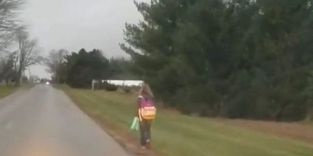 Πατέρας έβαλε την κόρη του να περπατήσει 8χλμ προς το σχολείο όταν έμαθε πως εκφοβίζει συμμαθητή της (video)
