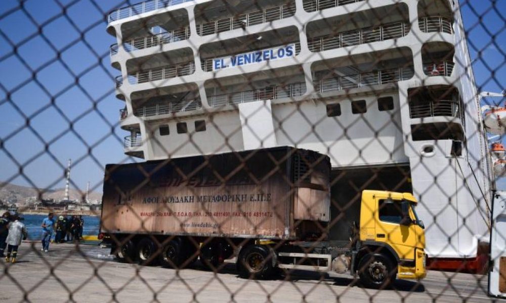 Χανιά: Καπνίζει για 4η ημέρα το πλοίο Ελ.Βενιζέλος στον Πειραιά Ολονύκτια επιχείρηση