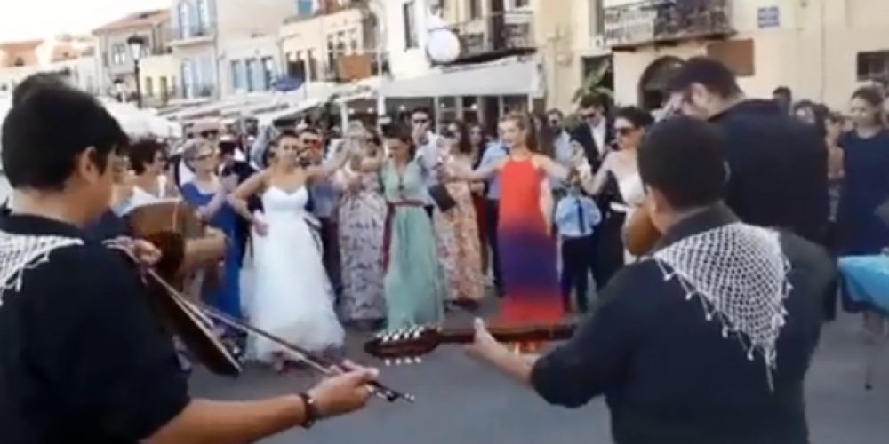 Η νυφούλα του Ενετικού Λιμανιού που ξεσήκωσε τον κόσμο με τον χορό της (Video)