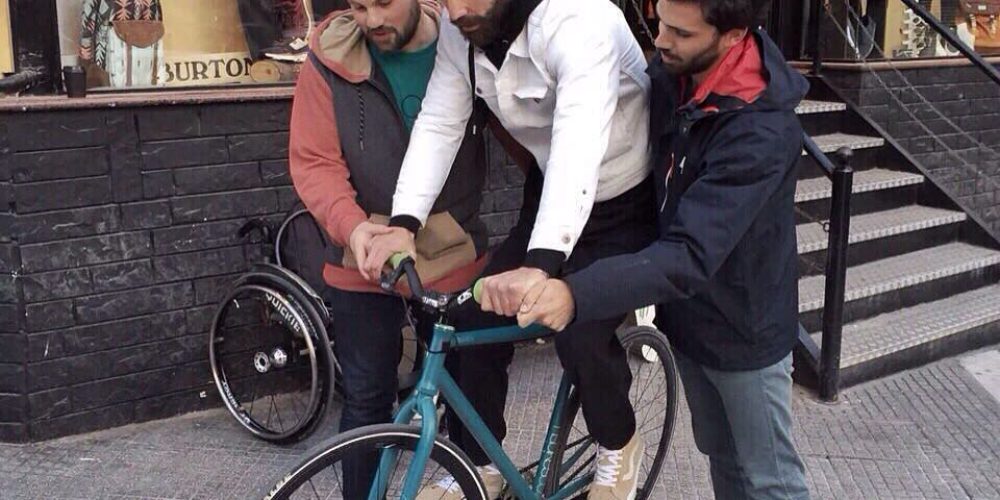 O Αντώνης Τσαπατάκης κάνει ποδήλατο και ρίχνει το Instagram