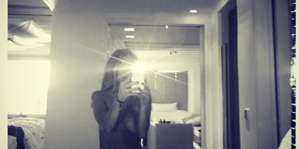Η Lindsay Lohan ποζάρει τόπλες για να πει ευχαριστώ σε ξενοδοχείο της Μυκόνου