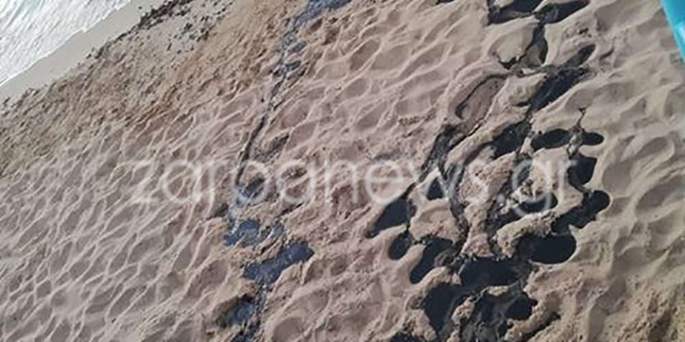 Χανιά: Μαύρα ζουμιά τρέχουν στην παραλία του Κουμ Καπι (φωτο – video)