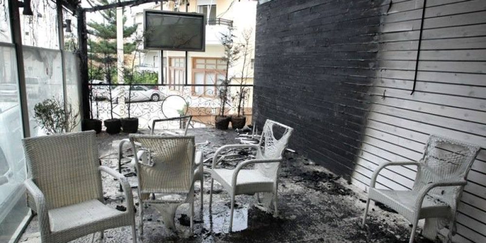 Κρήτη: Πυρκαγιά σε καφετέρια έκαψε τα τραπεζοκαθίσματα