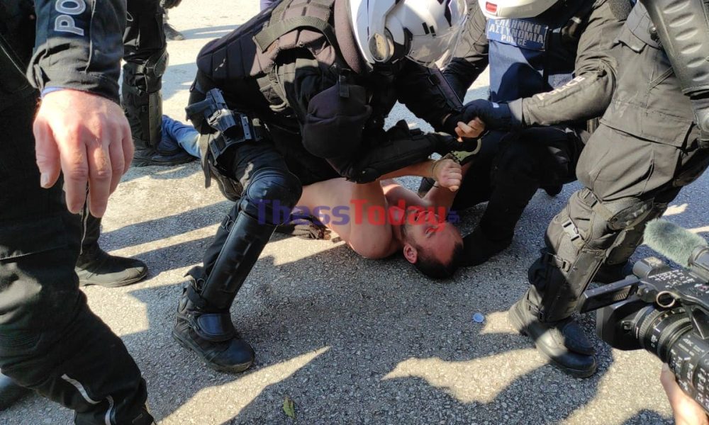 Αστυνομικοί των ΜΑΤ σέρνουν ημίγυμνο φοιτητή και τον ψεκάζουν στο πρόσωπο