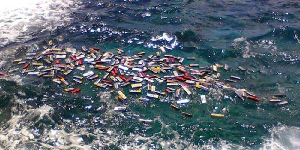 Η θάλασσα στα Φαλάσαρνα ξεβράζει χιλιάδες πακέτα τσιγάρων