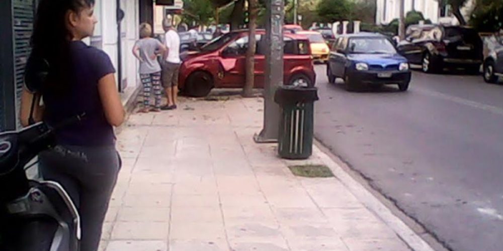Αυτοκίνητο καβάλησε το πεζοδρόμιο μετά από τροχαία στο κέντρο των Χανίων (φωτο)