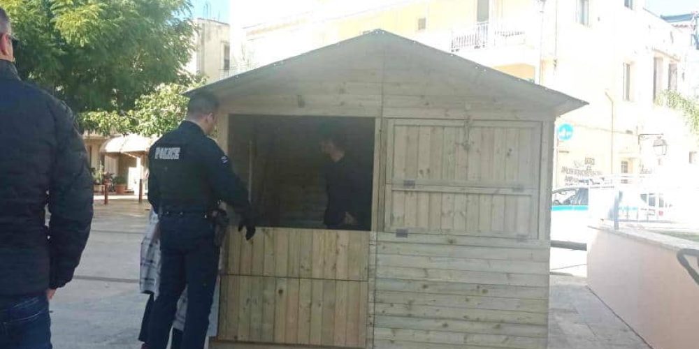 Κρήτη: Εικόνες που προκαλούν θλίψη – Άστεγος αναζήτησε στέγη σε ξύλινο χριστουγεννιάτικο σπιτάκι