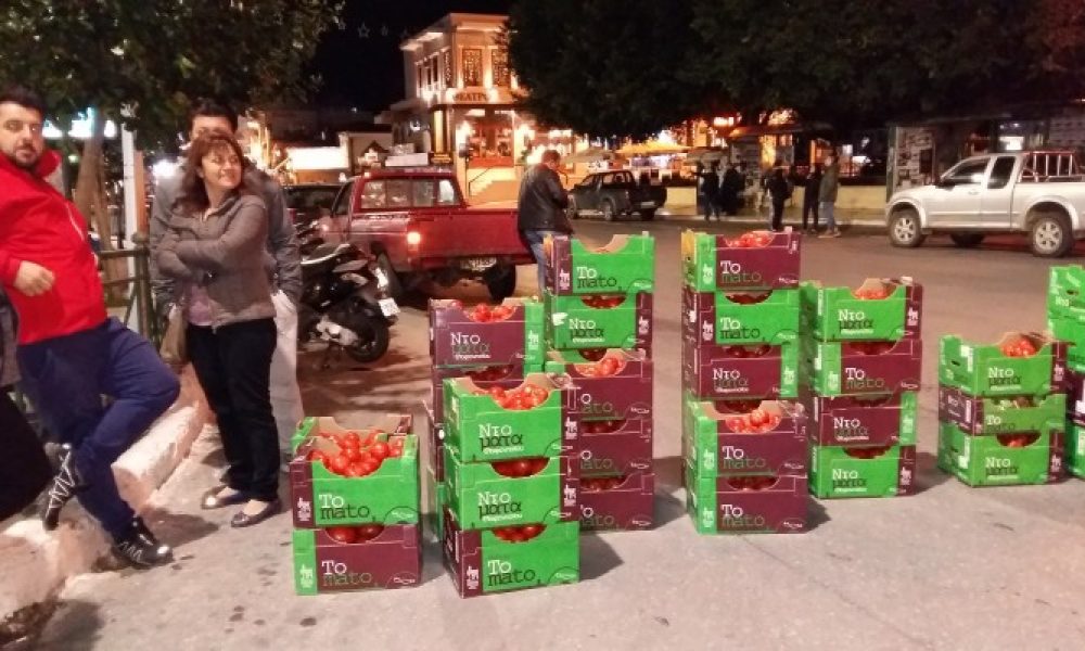 Μοίρασαν 4 τόνους ντομάτες στη Δημοτική αγορά στα Χανιά (photo)