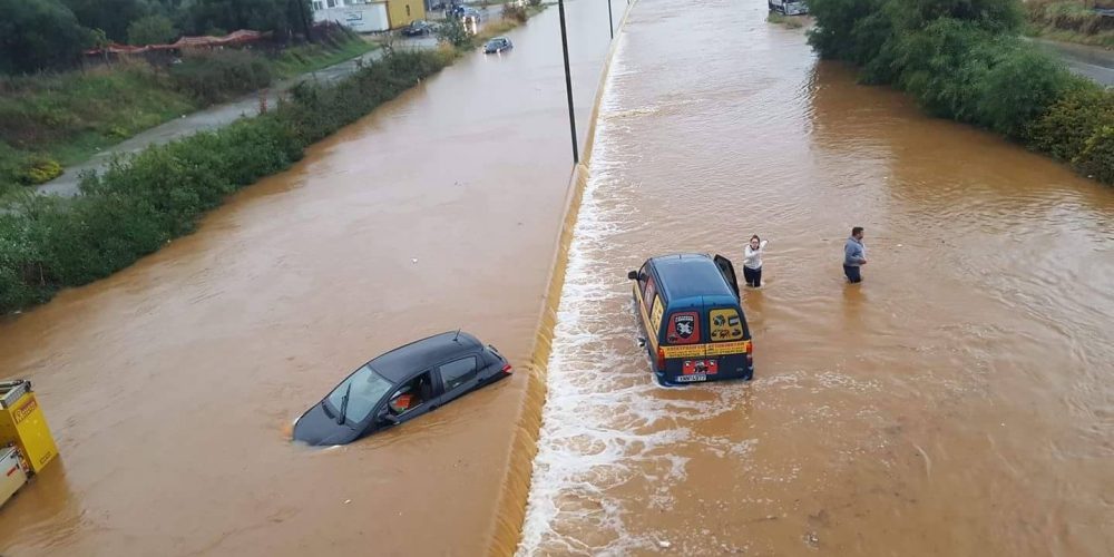 Χανιά: Λίμνη για άλλη μια φορά η Εθνική Οδός – Εγκλωβίστηκαν οδηγοί – Παρασύρθηκαν αμάξια στους Αγίους Αποστόλους
