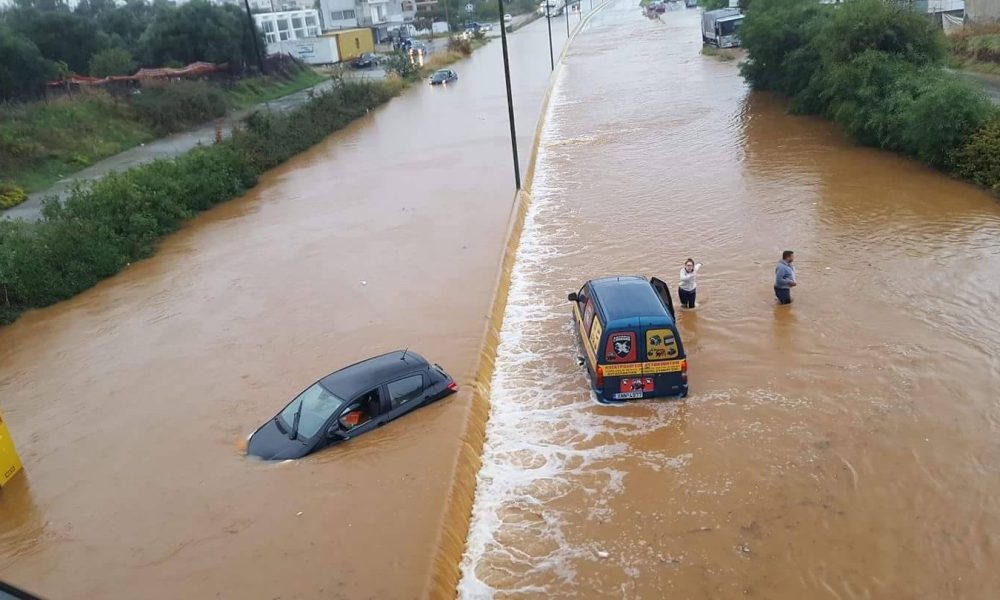 Χανιά: Λίμνη για άλλη μια φορά η Εθνική Οδός - Εγκλωβίστηκαν οδηγοί - Παρασύρθηκαν αμάξια στους Αγίους Αποστόλους
