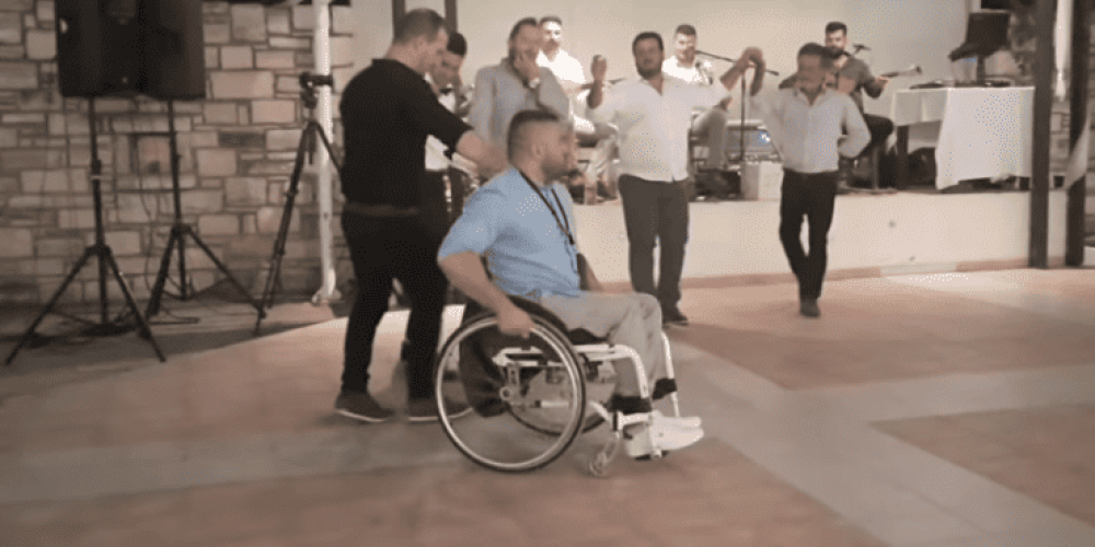 Λεβέντης Κρητικός σέρνει το χορό με το αναπηρικό του αμαξίδιο και βάζει σε όλους τα γυαλιά (video)